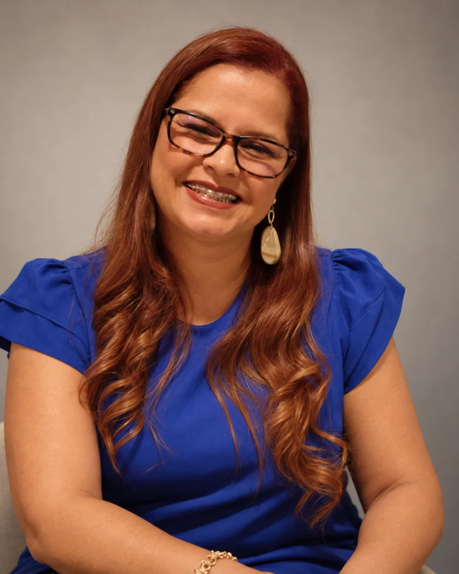 Retrato de Andreia Luana Martins sentada, sorrindo